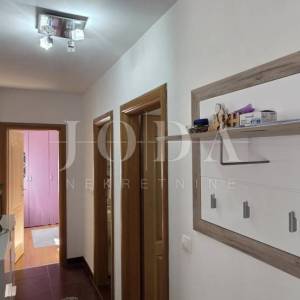 Stan Crikvenica, 71 m², mirna lokacija, parking – turistički potencijal