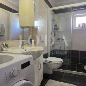 Stan Crikvenica, 71 m², mirna lokacija, parking – turistički potencijal