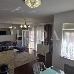 Stan Crikvenica, 71 m², mirna lokacija, parking – turistički potencijal