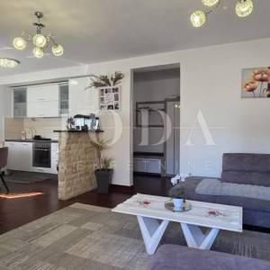 Stan Crikvenica, 71 m², mirna lokacija, parking – turistički potencijal