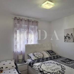 Stan Crikvenica, 71 m², mirna lokacija, parking – turistički potencijal