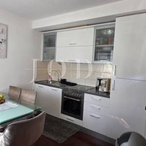 Stan Crikvenica, 71 m², mirna lokacija, parking – turistički potencijal