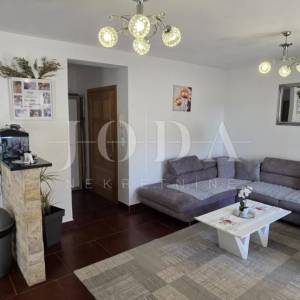 Stan Crikvenica, 71 m², mirna lokacija, parking – turistički potencijal