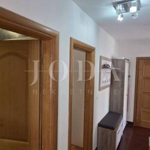 Stan Crikvenica, 71 m², mirna lokacija, parking – turistički potencijal