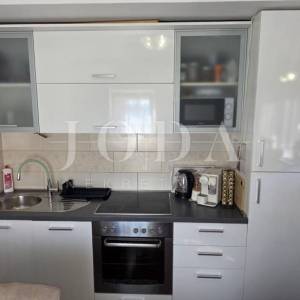 Stan Crikvenica, 71 m², mirna lokacija, parking – turistički potencijal