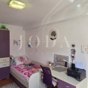 Stan Crikvenica, 71 m², mirna lokacija, parking – turistički potencijal