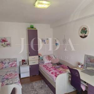 Stan Crikvenica, 71 m², mirna lokacija, parking – turistički potencijal