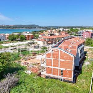 Stan s pogledom na more i galerijom – Medulin (300m od plaže, 77,76m2)