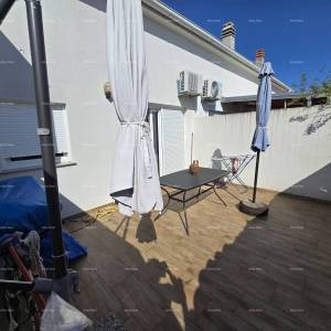 Stan s vrtom i parkirnim mjestom, blizina Pule 4 km.