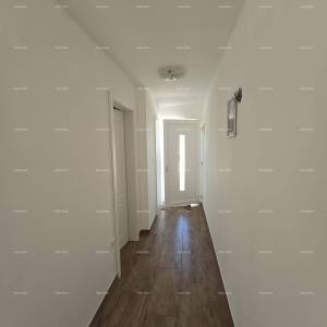 Stan s vrtom i parkirnim mjestom, blizina Pule 4 km.