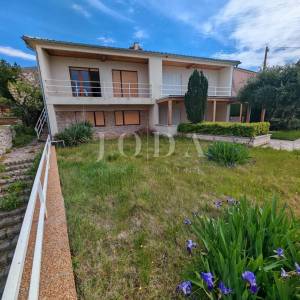 Stan sa garažom 200m od mora