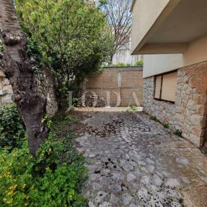 Stan sa garažom 200m od mora