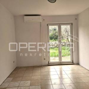 Stan u manjoj stambenoj zgradi s vrtom – Sv Antun, Korčula