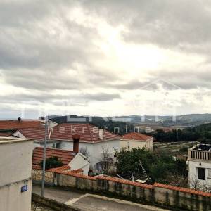 Stan u manjoj stambenoj zgradi s vrtom – Sv Antun, Korčula