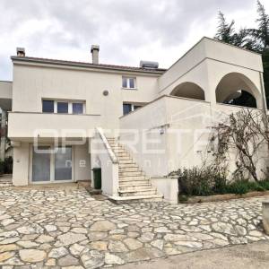 Stan u manjoj stambenoj zgradi s vrtom – Sv Antun, Korčula