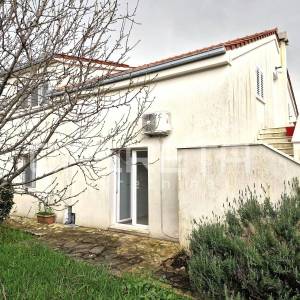 Stan u manjoj stambenoj zgradi s vrtom – Sv Antun, Korčula