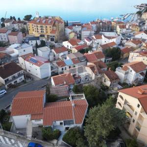 Stan u Selcu na prodaju, odlična lokacija i pogled na more