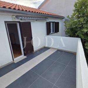 Stan u Selcu na prodaju, odlična lokacija i pogled na more