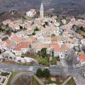 Stara vila za renoviranje u Gračišću