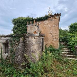 Stare ruševne kuće na velikom terenu od 6880 m2.
