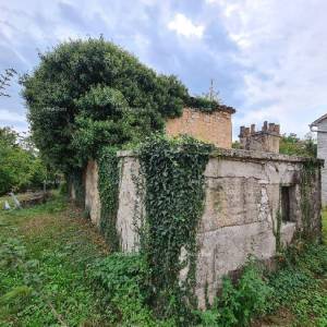 Stare ruševne kuće na velikom terenu od 6880 m2.