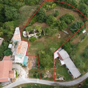 Stare ruševne kuće na velikom terenu od 6880 m2.