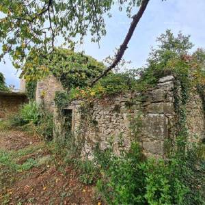 Stare ruševne kuće na velikom terenu od 6880 m2.