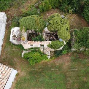 Stare ruševne kuće na velikom terenu od 6880 m2.