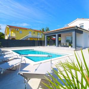 Štinjan, NOVA kuća s bazenom blizu mora