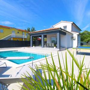 Štinjan, NOVA kuća s bazenom blizu mora