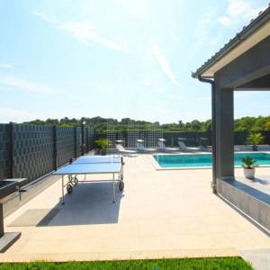 Štinjan, NOVA kuća s bazenom blizu mora