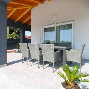 Štinjan, NOVA kuća s bazenom blizu mora