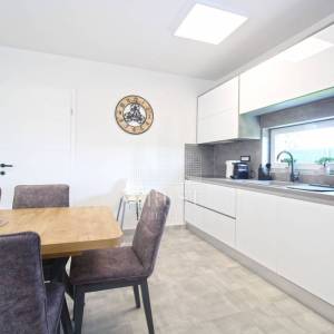 Štinjan, NOVA kuća s bazenom blizu mora