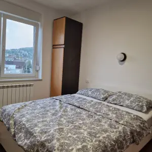 Svijetao, renoviran stan u centru Samobora s pogledom i privatnim park