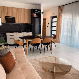 Top lokacija, Pomer! Moderna katnica sa bazenom i jaccuzi-jem!