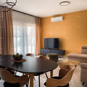 Top lokacija, Pomer! Moderna katnica sa bazenom i jaccuzi-jem!