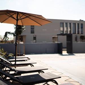 Top lokacija, Pomer! Moderna katnica sa bazenom i jaccuzi-jem!