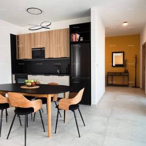 Top lokacija, Pomer! Moderna katnica sa bazenom i jaccuzi-jem!