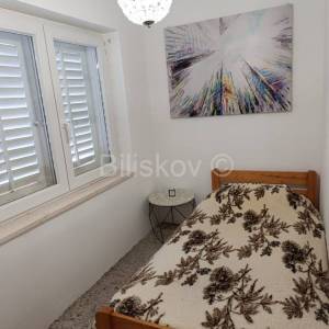 Trogir dugoročan najam 2 sobe parking