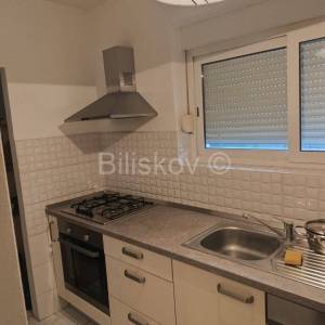 Trogir dugoročan najam 2 sobe parking