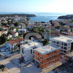 Trosoban stan, novogradnja, Pješčana uvala - pogled na more, 400m od plaže