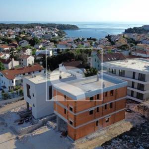 Trosoban stan, novogradnja, Pješčana uvala - pogled na more, 400m od plaže