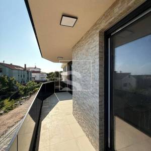 Trosoban stan, novogradnja, Pješčana uvala - pogled na more, 400m od plaže