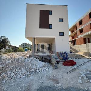 Trosoban stan, novogradnja, Pješčana uvala - pogled na more, 400m od plaže