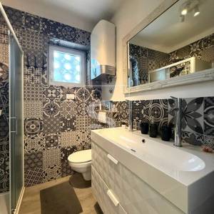 Trosoban stan, Pula, širi centar - namješten, 3. kat, garaža i parking