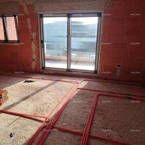 Trosoban stan s velikom terasom