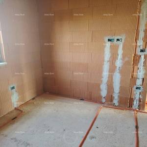 Trosoban stan s velikom terasom