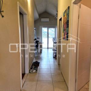 Ugodan obiteljski stan s terasom, Sveti Antun, Korčula