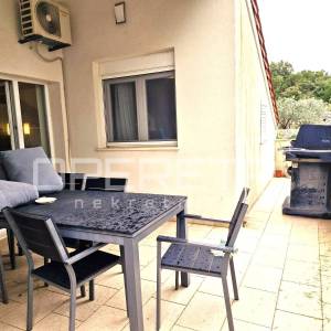 Ugodan obiteljski stan s terasom, Sveti Antun, Korčula