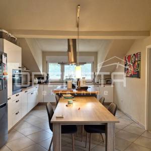 Ugodan obiteljski stan s terasom, Sveti Antun, Korčula